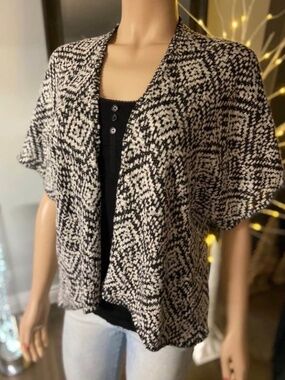 EUC: Old Navy Black & White Patterned Kimono Style Cardigan - Size M/L